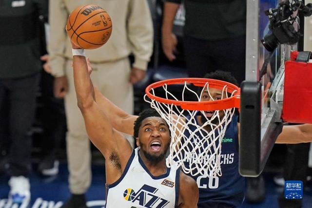 4犯了！高诗岩又被对手突破防线 完全失位再次犯规送2+1